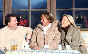 01-01-2010 SHOWBIZZ; HANS EN SOFIE KRAAY HEBBEN IETS TE VIEREN IN SEEFELD OOSTENRIJK. Hans Kraay werd 50 jaar en dat moest gevierd worden in Seefeld en wel in hotel Lamm. Veel sneeuw, cadeaus en een prachtig hotel. Weekblad Prive maakte weer een mooie reportage en Edwin Bredius van Prive vierde samen met het Hans en Sofie Kraay  Hans zijn 50ste verjaardag.
foto: Albert den Iseger.