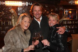 01-01-2010 SHOWBIZZ; HANS EN SOFIE KRAAY HEBBEN IETS TE VIEREN IN SEEFELD OOSTENRIJK. Hans Kraay werd 50 jaar en dat moest gevierd worden in Seefeld en wel in hotel Lamm. Veel sneeuw, cadeaus en een prachtig hotel. Weekblad Prive maakte weer een mooie reportage en Edwin Bredius van Prive vierde samen met het Hans en Sofie Kraay  Hans zijn 50ste verjaardag.
foto: Albert den Iseger.