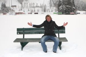 05-01-2010 SPORT; SC SEEFELD IN OOSTENRIJK WORD HET TRAININGSVELD VOOR HET NEDERLANDS ELFSTAL OP WEG NAAR ZUID AFRIKA. Het veld iets buiten Seefeld ligt echter onder een dik pak sneeuw, de nieuw geplaatste hekken zijn echter al geblindeerd en alles wijst erop dat men hier druk bezig is met de voorbereiding voor de Nederlandse voetballers. Wij gingen samen met Hans Kraay Jr. even kijken en zette alvast de lijnen uit in het dikke pak sneeuw.
foto: Albert den Iseger.