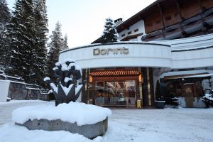 DORINT HOTEL TE SEEFELD OOSTENRIJK

HOTEL DORINT TE SEEFELD-NEDERLANDS ELFSTAL -TRAINING-SEEFELD-OOS31-01-2010 SPORT: HIER TRAINT EN VERBLIJFT STRAKS HET NEDERLANDS ELFSTAL OP WEG NAAR DE WK IN ZUID AFRIKA. Samen met Hans Kraay jr. gingen wij een kijkje nemen in de plaats Seefeld in  Oostenrijk waar straks het Nederlands Elfstal en een weekje de voetbal vrouwen verblijven. Nu ligt er nog een fors pak sneeuw maar de voorbereidingen zijn in volle gang. 
foto: Albert den Iseger.