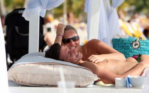 07-01-2010 SHOWBIZZ; JAN SMIT EN LIZA WEER PRACHTIG IN BEELD OP TROPISCHE CURACAO. Weekblad Prive brengt een EXCLUSIEVE FOTOREPORTAGE van het gelukkige paar op vakantie op het tropische Curacao. De laatste nieuwtjes vertelden zij aan verslaggever Edwin Bredius en die tekende een mooi verhaal op deze week in de nieuwe Prive nummer 1 van 2010. 
exclusieve foto: Albert den Iseger team.