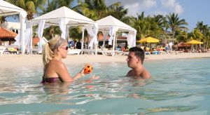 07-01-2010 SHOWBIZZ; JAN SMIT EN LIZA WEER PRACHTIG IN BEELD OP TROPISCHE CURACAO. Weekblad Prive brengt een EXCLUSIEVE FOTOREPORTAGE van het gelukkige paar op vakantie op het tropische Curacao. De laatste nieuwtjes vertelden zij aan verslaggever Edwin Bredius en die tekende een mooi verhaal op deze week in de nieuwe Prive nummer 1 van 2010. 
exclusieve foto: Albert den Iseger team.