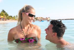 07-01-2010 SHOWBIZZ; JAN SMIT EN LIZA WEER PRACHTIG IN BEELD OP TROPISCHE CURACAO. Weekblad Prive brengt een EXCLUSIEVE FOTOREPORTAGE van het gelukkige paar op vakantie op het tropische Curacao. De laatste nieuwtjes vertelden zij aan verslaggever Edwin Bredius en die tekende een mooi verhaal op deze week in de nieuwe Prive nummer 1 van 2010. 
exclusieve foto: Albert den Iseger team.