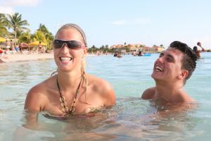07-01-2010 SHOWBIZZ; JAN SMIT EN LIZA WEER PRACHTIG IN BEELD OP TROPISCHE CURACAO. Weekblad Prive brengt een EXCLUSIEVE FOTOREPORTAGE van het gelukkige paar op vakantie op het tropische Curacao. De laatste nieuwtjes vertelden zij aan verslaggever Edwin Bredius en die tekende een mooi verhaal op deze week in de nieuwe Prive nummer 1 van 2010. 
exclusieve foto: Albert den Iseger team.