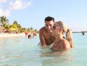 07-01-2010 SHOWBIZZ; JAN SMIT EN LIZA WEER PRACHTIG IN BEELD OP TROPISCHE CURACAO. Weekblad Prive brengt een EXCLUSIEVE FOTOREPORTAGE van het gelukkige paar op vakantie op het tropische Curacao. De laatste nieuwtjes vertelden zij aan verslaggever Edwin Bredius en die tekende een mooi verhaal op deze week in de nieuwe Prive nummer 1 van 2010. 
exclusieve foto: Albert den Iseger team.