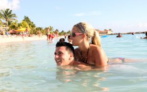 07-01-2010 SHOWBIZZ; JAN SMIT EN LIZA WEER PRACHTIG IN BEELD OP TROPISCHE CURACAO. Weekblad Prive brengt een EXCLUSIEVE FOTOREPORTAGE van het gelukkige paar op vakantie op het tropische Curacao. De laatste nieuwtjes vertelden zij aan verslaggever Edwin Bredius en die tekende een mooi verhaal op deze week in de nieuwe Prive nummer 1 van 2010. 
exclusieve foto: Albert den Iseger team.