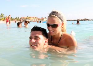 07-01-2010 SHOWBIZZ; JAN SMIT EN LIZA WEER PRACHTIG IN BEELD OP TROPISCHE CURACAO. Weekblad Prive brengt een EXCLUSIEVE FOTOREPORTAGE van het gelukkige paar op vakantie op het tropische Curacao. De laatste nieuwtjes vertelden zij aan verslaggever Edwin Bredius en die tekende een mooi verhaal op deze week in de nieuwe Prive nummer 1 van 2010. 
exclusieve foto: Albert den Iseger team.