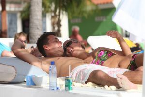 07-01-2010 SHOWBIZZ; JAN SMIT EN LIZA WEER PRACHTIG IN BEELD OP TROPISCHE CURACAO. Weekblad Prive brengt een EXCLUSIEVE FOTOREPORTAGE van het gelukkige paar op vakantie op het tropische Curacao. De laatste nieuwtjes vertelden zij aan verslaggever Edwin Bredius en die tekende een mooi verhaal op deze week in de nieuwe Prive nummer 1 van 2010. 
exclusieve foto: Albert den Iseger team.
