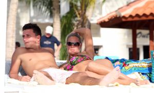 07-01-2010 SHOWBIZZ; JAN SMIT EN LIZA WEER PRACHTIG IN BEELD OP TROPISCHE CURACAO. Weekblad Prive brengt een EXCLUSIEVE FOTOREPORTAGE van het gelukkige paar op vakantie op het tropische Curacao. De laatste nieuwtjes vertelden zij aan verslaggever Edwin Bredius en die tekende een mooi verhaal op deze week in de nieuwe Prive nummer 1 van 2010. 
exclusieve foto: Albert den Iseger team.