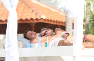 07-01-2010 SHOWBIZZ; JAN SMIT EN LIZA WEER PRACHTIG IN BEELD OP TROPISCHE CURACAO. Weekblad Prive brengt een EXCLUSIEVE FOTOREPORTAGE van het gelukkige paar op vakantie op het tropische Curacao. De laatste nieuwtjes vertelden zij aan verslaggever Edwin Bredius en die tekende een mooi verhaal op deze week in de nieuwe Prive nummer 1 van 2010. 
exclusieve foto: Albert den Iseger team.