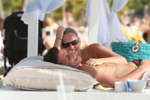 07-01-2010 SHOWBIZZ; JAN SMIT EN LIZA WEER PRACHTIG IN BEELD OP TROPISCHE CURACAO. Weekblad Prive brengt een EXCLUSIEVE FOTOREPORTAGE van het gelukkige paar op vakantie op het tropische Curacao. De laatste nieuwtjes vertelden zij aan verslaggever Edwin Bredius en die tekende een mooi verhaal op deze week in de nieuwe Prive nummer 1 van 2010. 
exclusieve foto: Albert den Iseger team.