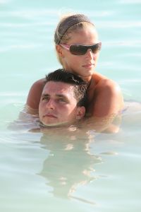 07-01-2010 SHOWBIZZ; JAN SMIT EN LIZA WEER PRACHTIG IN BEELD OP TROPISCHE CURACAO. Weekblad Prive brengt een EXCLUSIEVE FOTOREPORTAGE van het gelukkige paar op vakantie op het tropische Curacao. De laatste nieuwtjes vertelden zij aan verslaggever Edwin Bredius en die tekende een mooi verhaal op deze week in de nieuwe Prive nummer 1 van 2010. 
exclusieve foto: Albert den Iseger team.