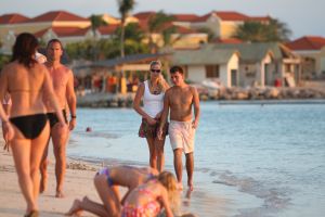 07-01-2010 SHOWBIZZ; JAN SMIT EN LIZA WEER PRACHTIG IN BEELD OP TROPISCHE CURACAO. Weekblad Prive brengt een EXCLUSIEVE FOTOREPORTAGE van het gelukkige paar op vakantie op het tropische Curacao. De laatste nieuwtjes vertelden zij aan verslaggever Edwin Bredius en die tekende een mooi verhaal op deze week in de nieuwe Prive nummer 1 van 2010. 
exclusieve foto: Albert den Iseger team.