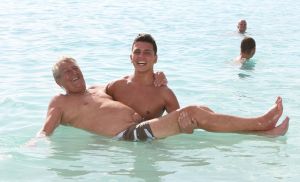 07-01-2010 SHOWBIZZ; JAN SMIT EN LIZA WEER PRACHTIG IN BEELD OP TROPISCHE CURACAO. Weekblad Prive brengt een EXCLUSIEVE FOTOREPORTAGE van het gelukkige paar op vakantie op het tropische Curacao. De laatste nieuwtjes vertelden zij aan verslaggever Edwin Bredius en die tekende een mooi verhaal op deze week in de nieuwe Prive nummer 1 van 2010. 
exclusieve foto: Albert den Iseger team.