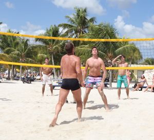07-01-2010 SHOWBIZZ; JAN SMIT EN LIZA WEER PRACHTIG IN BEELD OP TROPISCHE CURACAO. Weekblad Prive brengt een EXCLUSIEVE FOTOREPORTAGE van het gelukkige paar op vakantie op het tropische Curacao. De laatste nieuwtjes vertelden zij aan verslaggever Edwin Bredius en die tekende een mooi verhaal op deze week in de nieuwe Prive nummer 1 van 2010. 
exclusieve foto: Albert den Iseger team.