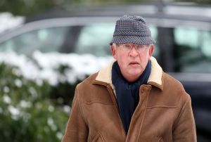 BEGRA18-01-2010 SHOWBIZZ; SANDER SIMONS REGISSEERDE EIGEN BEGRAFENIS OP ZORGVLIET TE AMSTERDAM. Rode wijn en heerlijke broodjes stonden klaar voor zijn gasten die afscheid kwamen nemen op het besneeuwde Zorgvliet aan de Amstel. Sander had aan alles gedacht, zijn laatste rustplaats,de laatste muziek, het afscheid en zelfs de ontvangst van de aanwezige pers die werden verwend met de lekkerste broodjes en heerlijke koffie of thee. Sander had tot het laatste moment de regie strak in handen. Vele bekenden waren dan ook aanwezig oa. Rick Nieman,Loretta Schrijver.Nelly Frijda,John Bernard,Margreet Spijker,Jur Raatjes,Ruud Hendriks,Helga de Leur en Roland Koopman.
foto: Albert den Iseger.FENIS SANDER SIMONS MET JOHN BERNARD IN DE STOET

GRAF OP ZORGVLIET AMSTERDAM VAN SANDER SIMONS