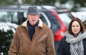 MARGREET SPIJKER MET JOHN BERNARD  OP BEGRAFENIS VAN SANDER SIMONS OP ZORG18-01-2010 SHOWBIZZ; SANDER SIMONS REGISSEERDE EIGEN BEGRAFENIS OP ZORGVLIET TE AMSTERDAM. Rode wijn en heerlijke broodjes stonden klaar voor zijn gasten die afscheid kwamen nemen op het besneeuwde Zorgvliet aan de Amstel. Sander had aan alles gedacht, zijn laatste rustplaats,de laatste muziek, het afscheid en zelfs de ontvangst van de aanwezige pers die werden verwend met de lekkerste broodjes en heerlijke koffie of thee. Sander had tot het laatste moment de regie strak in handen. Vele bekenden waren dan ook aanwezig oa. Rick Nieman,Loretta Schrijver.Nelly Frijda,John Bernard,Margreet Spijker,Jur Raatjes,Ruud Hendriks,Helga de Leur en Roland Koopman.
foto: Albert den Iseger.VLIET AMMSTERDAM

BEGRAFENIS VAN SANDER SIMONS OP ZORGVLIET IN AMSTERDAM