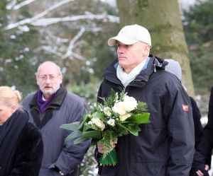 RUR R18-01-2010 SHOWBIZZ; SANDER SIMONS REGISSEERDE EIGEN BEGRAFENIS OP ZORGVLIET TE AMSTERDAM. Rode wijn en heerlijke broodjes stonden klaar voor zijn gasten die afscheid kwamen nemen op het besneeuwde Zorgvliet aan de Amstel. Sander had aan alles gedacht, zijn laatste rustplaats,de laatste muziek, het afscheid en zelfs de ontvangst van de aanwezige pers die werden verwend met de lekkerste broodjes en heerlijke koffie of thee. Sander had tot het laatste moment de regie strak in handen. Vele bekenden waren dan ook aanwezig oa. Rick Nieman,Loretta Schrijver.Nelly Frijda,John Bernard,Margreet Spijker,Jur Raatjes,Ruud Hendriks,Helga de Leur en Roland Koopman.
foto: Albert den Iseger.AATJES  OP BEGRAFENIS VAN SANDER SIMONS

BEGRAFENIS VAN SANDER SIMONS OP ZORGVLIET IN AMSTERDAM