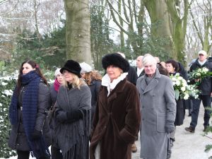BEGRAFENIS SANDER SIMONS MET LISETTE HORDIJK IN DE STOET

BEGRAF18-01-2010 SHOWBIZZ; SANDER SIMONS REGISSEERDE EIGEN BEGRAFENIS OP ZORGVLIET TE AMSTERDAM. Rode wijn en heerlijke broodjes stonden klaar voor zijn gasten die afscheid kwamen nemen op het besneeuwde Zorgvliet aan de Amstel. Sander had aan alles gedacht, zijn laatste rustplaats,de laatste muziek, het afscheid en zelfs de ontvangst van de aanwezige pers die werden verwend met de lekkerste broodjes en heerlijke koffie of thee. Sander had tot het laatste moment de regie strak in handen. Vele bekenden waren dan ook aanwezig oa. Rick Nieman,Loretta Schrijver.Nelly Frijda,John Bernard,Margreet Spijker,Jur Raatjes,Ruud Hendriks,Helga de Leur en Roland Koopman.
foto: Albert den Iseger.ENIS VAN SANDER SIMONS OP ZORGVLIET IN AMSTERDAM