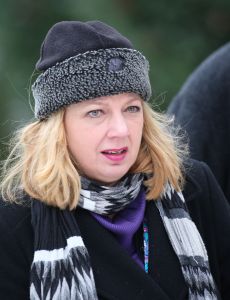 LORETTE SCHRIJVER OP BEGRAFENIS SANDER SIMONS

BEGRAFENIS18-01-2010 SHOWBIZZ; SANDER SIMONS REGISSEERDE EIGEN BEGRAFENIS OP ZORGVLIET TE AMSTERDAM. Rode wijn en heerlijke broodjes stonden klaar voor zijn gasten die afscheid kwamen nemen op het besneeuwde Zorgvliet aan de Amstel. Sander had aan alles gedacht, zijn laatste rustplaats,de laatste muziek, het afscheid en zelfs de ontvangst van de aanwezige pers die werden verwend met de lekkerste broodjes en heerlijke koffie of thee. Sander had tot het laatste moment de regie strak in handen. Vele bekenden waren dan ook aanwezig oa. Rick Nieman,Loretta Schrijver.Nelly Frijda,John Bernard,Margreet Spijker,Jur Raatjes,Ruud Hendriks,Helga de Leur en Roland Koopman.
foto: Albert den Iseger. VAN SANDER SIMONS OP ZORGVLIET IN AMSTERDAM