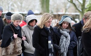 MARGREET SPIJKER MET COLLAGE ......... OP BEGRAFENIS VAN SANDER SIMONS OP ZORGVL18-01-2010 SHOWBIZZ; SANDER SIMONS REGISSEERDE EIGEN BEGRAFENIS OP ZORGVLIET TE AMSTERDAM. Rode wijn en heerlijke broodjes stonden klaar voor zijn gasten die afscheid kwamen nemen op het besneeuwde Zorgvliet aan de Amstel. Sander had aan alles gedacht, zijn laatste rustplaats,de laatste muziek, het afscheid en zelfs de ontvangst van de aanwezige pers die werden verwend met de lekkerste broodjes en heerlijke koffie of thee. Sander had tot het laatste moment de regie strak in handen. Vele bekenden waren dan ook aanwezig oa. Rick Nieman,Loretta Schrijver.Nelly Frijda,John Bernard,Margreet Spijker,Jur Raatjes,Ruud Hendriks,Helga de Leur en Roland Koopman.
foto: Albert den Iseger.IET AMMSTERDAM

BEGRAFENIS VAN SANDER SIMONS OP ZORGVLIET IN AMSTERDAM