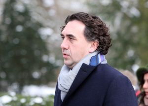 WOORDVOERDER VAN MARK RUTTE DHR. NICHOLAS KOUWENHOVEN OP BEGRAFENIS VAN SANDER S18-01-2010 SHOWBIZZ; SANDER SIMONS REGISSEERDE EIGEN BEGRAFENIS OP ZORGVLIET TE AMSTERDAM. Rode wijn en heerlijke broodjes stonden klaar voor zijn gasten die afscheid kwamen nemen op het besneeuwde Zorgvliet aan de Amstel. Sander had aan alles gedacht, zijn laatste rustplaats,de laatste muziek, het afscheid en zelfs de ontvangst van de aanwezige pers die werden verwend met de lekkerste broodjes en heerlijke koffie of thee. Sander had tot het laatste moment de regie strak in handen. Vele bekenden waren dan ook aanwezig oa. Rick Nieman,Loretta Schrijver.Nelly Frijda,John Bernard,Margreet Spijker,Jur Raatjes,Ruud Hendriks,Helga de Leur en Roland Koopman.
foto: Albert den Iseger.IMONS 

NICHOLAS KOUWENHOVEN, IN BEGRAFENISSTOET VAN SANDER SIMONS