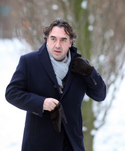 WOORDVOERDER VAN MARK RUTTE DHR. NICHOLAS KOUWENHOVEN OP BEGRAFENIS VAN SANDER S18-01-2010 SHOWBIZZ; SANDER SIMONS REGISSEERDE EIGEN BEGRAFENIS OP ZORGVLIET TE AMSTERDAM. Rode wijn en heerlijke broodjes stonden klaar voor zijn gasten die afscheid kwamen nemen op het besneeuwde Zorgvliet aan de Amstel. Sander had aan alles gedacht, zijn laatste rustplaats,de laatste muziek, het afscheid en zelfs de ontvangst van de aanwezige pers die werden verwend met de lekkerste broodjes en heerlijke koffie of thee. Sander had tot het laatste moment de regie strak in handen. Vele bekenden waren dan ook aanwezig oa. Rick Nieman,Loretta Schrijver.Nelly Frijda,John Bernard,Margreet Spijker,Jur Raatjes,Ruud Hendriks,Helga de Leur en Roland Koopman.
foto: Albert den Iseger.IMONS

BEGRAFENIS VAN SANDER SIMONS OP ZORGVLIET IN AMSTERDAM