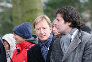 RICK NIEMAN EN ROLAND KOOPMAN OP BEGRAFENIS VAN SANDER SIMONS
18-01-2010 SHOWBIZZ; SANDER SIMONS REGISSEERDE EIGEN BEGRAFENIS OP ZORGVLIET TE AMSTERDAM. Rode wijn en heerlijke broodjes stonden klaar voor zijn gasten die afscheid kwamen nemen op het besneeuwde Zorgvliet aan de Amstel. Sander had aan alles gedacht, zijn laatste rustplaats,de laatste muziek, het afscheid en zelfs de ontvangst van de aanwezige pers die werden verwend met de lekkerste broodjes en heerlijke koffie of thee. Sander had tot het laatste moment de regie strak in handen. Vele bekenden waren dan ook aanwezig oa. Rick Nieman,Loretta Schrijver.Nelly Frijda,John Bernard,Margreet Spijker,Jur Raatjes,Ruud Hendriks,Helga de Leur en Roland Koopman.
foto: Albert den Iseger.
BEGRAFENIS VAN SANDER SIMONS OP ZORGVLIET IN AMSTERDAM