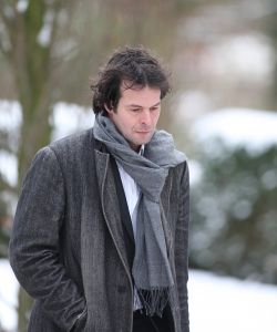  ROLAND KOOPMAN OP BEGRAFENIS VAN SANDER SIMONS
18-01-2010 SHOWBIZZ; SANDER SIMONS REGISSEERDE EIGEN BEGRAFENIS OP ZORGVLIET TE AMSTERDAM. Rode wijn en heerlijke broodjes stonden klaar voor zijn gasten die afscheid kwamen nemen op het besneeuwde Zorgvliet aan de Amstel. Sander had aan alles gedacht, zijn laatste rustplaats,de laatste muziek, het afscheid en zelfs de ontvangst van de aanwezige pers die werden verwend met de lekkerste broodjes en heerlijke koffie of thee. Sander had tot het laatste moment de regie strak in handen. Vele bekenden waren dan ook aanwezig oa. Rick Nieman,Loretta Schrijver.Nelly Frijda,John Bernard,Margreet Spijker,Jur Raatjes,Ruud Hendriks,Helga de Leur en Roland Koopman.
foto: Albert den Iseger.
BEGRAFENIS VAN SANDER SIMONS OP ZORGVLIET IN AMSTERDAM