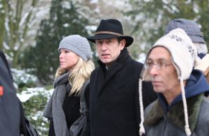 RUUD HENDRIKS MET VRIENDIN OP BEGRAFENIS VAN SANDER SIMONS
18-01-2010 SHOWBIZZ; SANDER SIMONS REGISSEERDE EIGEN BEGRAFENIS OP ZORGVLIET TE AMSTERDAM. Rode wijn en heerlijke broodjes stonden klaar voor zijn gasten die afscheid kwamen nemen op het besneeuwde Zorgvliet aan de Amstel. Sander had aan alles gedacht, zijn laatste rustplaats,de laatste muziek, het afscheid en zelfs de ontvangst van de aanwezige pers die werden verwend met de lekkerste broodjes en heerlijke koffie of thee. Sander had tot het laatste moment de regie strak in handen. Vele bekenden waren dan ook aanwezig oa. Rick Nieman,Loretta Schrijver.Nelly Frijda,John Bernard,Margreet Spijker,Jur Raatjes,Ruud Hendriks,Helga de Leur en Roland Koopman.
foto: Albert den Iseger.
BEGRAFENIS VAN SANDER SIMONS OP ZORGVLIET IN AMSTERDAM