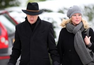 RUUD HENDRIKS MET VRIENDIN OP BEGRAFENIS VAN SANDER SIMONS
18-01-2010 SHOWBIZZ; SANDER SIMONS REGISSEERDE EIGEN BEGRAFENIS OP ZORGVLIET TE AMSTERDAM. Rode wijn en heerlijke broodjes stonden klaar voor zijn gasten die afscheid kwamen nemen op het besneeuwde Zorgvliet aan de Amstel. Sander had aan alles gedacht, zijn laatste rustplaats,de laatste muziek, het afscheid en zelfs de ontvangst van de aanwezige pers die werden verwend met de lekkerste broodjes en heerlijke koffie of thee. Sander had tot het laatste moment de regie strak in handen. Vele bekenden waren dan ook aanwezig oa. Rick Nieman,Loretta Schrijver.Nelly Frijda,John Bernard,Margreet Spijker,Jur Raatjes,Ruud Hendriks,Helga de Leur en Roland Koopman.
foto: Albert den Iseger.
BEGRAFENIS VAN SANDER SIMONS OP ZORGVLIET IN AMSTERDAM