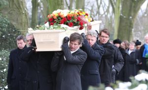 18-01-2010 SHOWBIZZ; SANDER SIMONS REGISSEERDE EIGEN BEGRAFENIS OP ZORGVLIET TE AMSTERDAM. Rode wijn en heerlijke broodjes stonden klaar voor zijn gasten die afscheid kwamen nemen op het besneeuwde Zorgvliet aan de Amstel. Sander had aan alles gedacht, zijn laatste rustplaats,de laatste muziek, het afscheid en zelfs de ontvangst van de aanwezige pers die werden verwend met de lekkerste broodjes en heerlijke koffie of thee. Sander had tot het laatste moment de regie strak in handen. Vele bekenden waren dan ook aanwezig oa. Rick Nieman,Loretta Schrijver.Nelly Frijda,John Bernard,Margreet Spijker,Jur Raatjes,Ruud Hendriks,Helga de Leur en Roland Koopman.
foto: Albert den Iseger.
