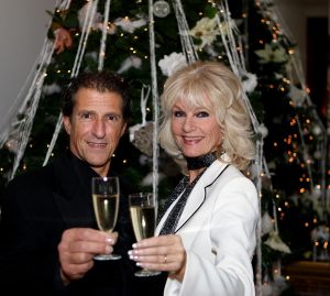 30-12-2009 SHOWBIZZ; PRIVE KERSTDINER BIJ IMCA MARINA THUIS MET VELE BN ers. Gerard Joling kwam in stijl, per helicopter. Gastvrouw Imca Marina was samen met Saskia en Serge_Gerard Joling_Thomas Berge_Jacques de Ancona en partner Hans_Dennie Christiaan_Marja en Liny en Edgar Vos.
foto: Albert den Iseger.