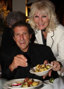 30-12-2009 SHOWBIZZ; PRIVE KERSTDINER BIJ IMCA MARINA THUIS MET VELE BN ers. Gerard Joling kwam in stijl, per helicopter. Gastvrouw Imca Marina was samen met Saskia en Serge_Gerard Joling_Thomas Berge_Jacques de Ancona en partner Hans_Dennie Christiaan_Marja en Liny en Edgar Vos.
foto: Albert den Iseger.