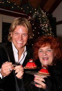 30-12-2009 SHOWBIZZ; PRIVE KERSTDINER BIJ IMCA MARINA THUIS MET VELE BN ers. Gerard Joling kwam in stijl, per helicopter. Gastvrouw Imca Marina was samen met Saskia en Serge_Gerard Joling_Thomas Berge_Jacques de Ancona en partner Hans_Dennie Christiaan_Marja en Liny en Edgar Vos.
foto: Albert den Iseger.