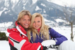 28-01-2010 SHOWBIZZ; THOMAS BERGE EN DAISY OP EN TOP GELUK IN DE SNEEUW. Thomas en Daisy rollen en stoeien heerlijk met elkaar in de Oostenrijkse sneeuw, de verliefdheid straalt er vanaf. De geruchtenstroom dat Thomas homo zou zijn is bij het zien van deze beelden en het lezen van Weekblad Prive deze week direct uit de lucht. Een waar en mooi verhaal omtrent Thomas en zijn Daisy, hun liefde voor elkaar en hun toekomst.
foto; Albert den Iseger.