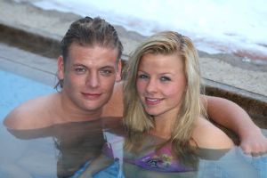 28-01-2010 SHOWBIZZ; THOMAS BERGE EN DAISY OP EN TOP GELUK IN DE SNEEUW. Thomas en Daisy rollen en stoeien heerlijk met elkaar in de Oostenrijkse sneeuw, de verliefdheid straalt er vanaf. De geruchtenstroom dat Thomas homo zou zijn is bij het zien van deze beelden en het lezen van Weekblad Prive deze week direct uit de lucht. Een waar en mooi verhaal omtrent Thomas en zijn Daisy, hun liefde voor elkaar en hun toekomst.
foto; Albert den Iseger.
