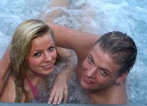 28-01-2010 SHOWBIZZ; THOMAS BERGE EN DAISY OP EN TOP GELUK IN DE SNEEUW. Thomas en Daisy rollen en stoeien heerlijk met elkaar in de Oostenrijkse sneeuw, de verliefdheid straalt er vanaf. De geruchtenstroom dat Thomas homo zou zijn is bij het zien van deze beelden en het lezen van Weekblad Prive deze week direct uit de lucht. Een waar en mooi verhaal omtrent Thomas en zijn Daisy, hun liefde voor elkaar en hun toekomst.
foto; Albert den Iseger.