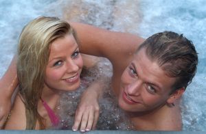 28-01-2010 SHOWBIZZ; THOMAS BERGE EN DAISY OP EN TOP GELUK IN DE SNEEUW. Thomas en Daisy rollen en stoeien heerlijk met elkaar in de Oostenrijkse sneeuw, de verliefdheid straalt er vanaf. De geruchtenstroom dat Thomas homo zou zijn is bij het zien van deze beelden en het lezen van Weekblad Prive deze week direct uit de lucht. Een waar en mooi verhaal omtrent Thomas en zijn Daisy, hun liefde voor elkaar en hun toekomst.
foto; Albert den Iseger.
