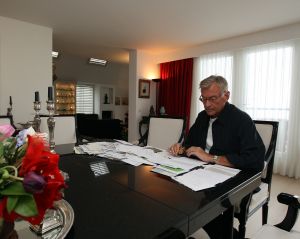 30-01-2010 SHOWBIZZ; AFSCHEID VAN EDGAR VOS EN HET VERHAAL VAN PARTNER GEERT EIJSBOUTS. Geert Eijsbouts de partner van Edgar Vos verteld in zijn prachtige penthouse te Hoorn het aangrijpende verhaal van hun laatste uren samen op vakantie in Miam30-01-2010 SHOWBIZZ; AFSCHEID VAN EDGAR VOS EN HET VERHAAL VAN PARTNER GEERT EIJSBOUTS. Geert Eijsbouts de partner van Edgar Vos verteld in zijn prachtige penthouse te Hoorn het aangrijpende verhaal van hun laatste uren samen op vakantie in Miami. Deze week in uw weekblad Prive het prachtige verhaal van Geert over zijn afscheid van zijn grote liefde Edgar.
foto: Albert den Iseger.i. Deze week in uw weekblad Prive het prachtige verhaal van Geert over zijn afscheid van zijn grote liefde Edgar.
foto: Albert den Iseger.