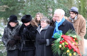 VADER EN MOEDER18-01-2010 SHOWBIZZ; SANDER SIMONS REGISSEERDE EIGEN BEGRAFENIS OP ZORGVLIET TE AMSTERDAM. Rode wijn en heerlijke broodjes stonden klaar voor zijn gasten die afscheid kwamen nemen op het besneeuwde Zorgvliet aan de Amstel. Sander had aan alles gedacht, zijn laatste rustplaats,de laatste muziek, het afscheid en zelfs de ontvangst van de aanwezige pers die werden verwend met de lekkerste broodjes en heerlijke koffie of thee. Sander had tot het laatste moment de regie strak in handen. Vele bekenden waren dan ook aanwezig oa. Rick Nieman,Loretta Schrijver.Nelly Frijda,John Bernard,Margreet Spijker,Jur Raatjes,Ruud Hendriks,Helga de Leur en Roland Koopman.
foto: Albert den Iseger. VAN SANDER SIMONS EN VRIENDIN LOUISE

BEGRAF-VADER EN MOEDERRNALIST-VRIENDIN