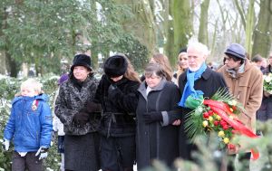 VADER EN MOEDER MET VRIENDIN VAN SANDER LOUISE OP BEGRAFENIS VAN SANDER SIMONS OP ZORGVLIE18-01-2010 SHOWBIZZ; SANDER SIMONS REGISSEERDE EIGEN BEGRAFENIS OP ZORGVLIET TE AMSTERDAM. Rode wijn en heerlijke broodjes stonden klaar voor zijn gasten die afscheid kwamen nemen op het besneeuwde Zorgvliet aan de Amstel. Sander had aan alles gedacht, zijn laatste rustplaats,de laatste muziek, het afscheid en zelfs de ontvangst van de aanwezige pers die werden verwend met de lekkerste broodjes en heerlijke koffie of thee. Sander had tot het laatste moment de regie strak in handen. Vele bekenden waren dan ook aanwezig oa. Rick Nieman,Loretta Schrijver.Nelly Frijda,John Bernard,Margreet Spijker,Jur Raatjes,Ruud Hendriks,Helga de Leur en Roland Koopman.
foto: Albert den Iseger.T AMMSTERDAM

BEGRAFENIS VAN SANDER SIMONS OP ZORGVLIET IN AMSTERDAM