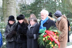 VADER EN MOEDER EN VRIENDIN LOUISE  OP BEGRAFENIS VAN SANDER SIMONS OP ZORGVLIET AMMSTERDA18-01-2010 SHOWBIZZ; SANDER SIMONS REGISSEERDE EIGEN BEGRAFENIS OP ZORGVLIET TE AMSTERDAM. Rode wijn en heerlijke broodjes stonden klaar voor zijn gasten die afscheid kwamen nemen op het besneeuwde Zorgvliet aan de Amstel. Sander had aan alles gedacht, zijn laatste rustplaats,de laatste muziek, het afscheid en zelfs de ontvangst van de aanwezige pers die werden verwend met de lekkerste broodjes en heerlijke koffie of thee. Sander had tot het laatste moment de regie strak in handen. Vele bekenden waren dan ook aanwezig oa. Rick Nieman,Loretta Schrijver.Nelly Frijda,John Bernard,Margreet Spijker,Jur Raatjes,Ruud Hendriks,Helga de Leur en Roland Koopman.
foto: Albert den Iseger.M

BEGRAFENIS VAN SANDER SIMONS OP ZORGVLIET IN AMSTERDAM