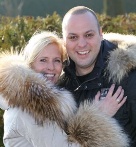 12-01-2011 SHOWBIZZ; FRANS EN MARIS BAUER ZIJN KLAAR VOOR DE WINTER. Mariska kocht een nieuwe jas en Frans investeerde in een nieuw kapsel dus een haartransplantatie. Deze cosmetische ingreep had nogal wat lachers op de hand in huize Bauer. de kinderen bleven lachen, gieren en brullen. Over enkele maanden moet Frans een vollere haardos terug hebben.
foto: Albert den Iseger