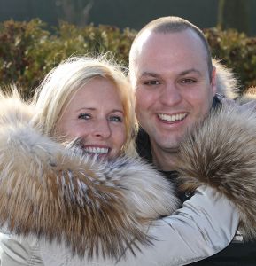 12-01-2011 SHOWBIZZ; FRANS EN MARIS BAUER ZIJN KLAAR VOOR DE WINTER. Mariska kocht een nieuwe jas en Frans investeerde in een nieuw kapsel dus een haartransplantatie. Deze cosmetische ingreep had nogal wat lachers op de hand in huize Bauer. de kinderen bleven lachen, gieren en brullen. Over enkele maanden moet Frans een vollere haardos terug hebben.
foto: Albert den Iseger