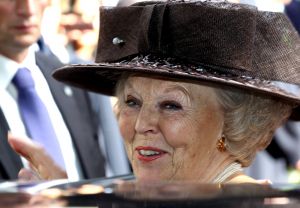 28-01-2011 KONINKLIJK HUIS: KONINGIN BEATRIX SLUIT ZICH OP ACHTER HOGE HEKKEN IN GOED BEVEILIGD KASTEEL DRAKENSTEIN IN DE LAGE VUURSCHE. Vele camera s, hoge hekken en een nieuw gebouw voor beveiliging en politie. De verbouwing van Drakenstein is achter de rug. Volgens bewoners van de Lage Vuursche word de Koningin regelmatigin de weekende gezien in de bossen of in het kleine dorp. Yvonne Hoebe ging op pad en maakte een mooi verhaal over onze koningin en haar Kasteel in de Lage Vuursche.Deze week het hele verhaal in de extra dikke PRIVE.
foto: Albert den Iseger.