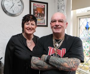 22-01-2011 SHOWBIZZ; HET WORD LESLEY SAUNDERS ALLEMAAL EEN BEETJE TE VEEL. De moeder van Ben en Dean Saunders heeft het er allemaal niet makkelijk mee. De spanning, het werk en talloze berichtjes via sms en email zorgen ervoor dat haar hoofd overloopt.Ik kom niet meer toe aan de dagelijkse dingen. Zal blij zijn als alles achter de rug is en wij weer normaal onze dingen kunnen gaan doen. Edwin Bredius was bij Lesley thuis op de koffie in Hoorn en maakte een mooi verhaal over vroeger en nu. Deze week in weekblad Prive.
foto: Albert den Iseger
