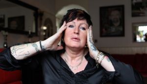 22-01-2011 SHOWBIZZ; HET WORD LESLEY SAUNDERS ALLEMAAL EEN BEETJE TE VEEL. De moeder van Ben en Dean Saunders heeft het er allemaal niet makkelijk mee. De spanning, het werk en talloze berichtjes via sms en email zorgen ervoor dat haar hoofd overloopt.Ik kom niet meer toe aan de dagelijkse dingen. Zal blij zijn als alles achter de rug is en wij weer normaal onze dingen kunnen gaan doen. Edwin Bredius was bij Lesley thuis op de koffie in Hoorn en maakte een mooi verhaal over vroeger en nu. Deze week in weekblad Prive.
foto: Albert den Iseger