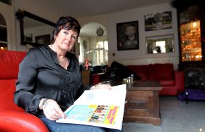 22-01-2011 SHOWBIZZ; HET WORD LESLEY SAUNDERS ALLEMAAL EEN BEETJE TE VEEL. De moeder van Ben en Dean Saunders heeft het er allemaal niet makkelijk mee. De spanning, het werk en talloze berichtjes via sms en email zorgen ervoor dat haar hoofd overloopt.Ik kom niet meer toe aan de dagelijkse dingen. Zal blij zijn als alles achter de rug is en wij weer normaal onze dingen kunnen gaan doen. Edwin Bredius was bij Lesley thuis op de koffie in Hoorn en maakte een mooi verhaal over vroeger en nu. Deze week in weekblad Prive.
foto: Albert den Iseger