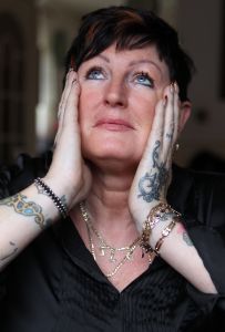 22-01-2011 SHOWBIZZ; HET WORD LESLEY SAUNDERS ALLEMAAL EEN BEETJE TE VEEL. De moeder van Ben en Dean Saunders heeft het er allemaal niet makkelijk mee. De spanning, het werk en talloze berichtjes via sms en email zorgen ervoor dat haar hoofd overloopt.Ik kom niet meer toe aan de dagelijkse dingen. Zal blij zijn als alles achter de rug is en wij weer normaal onze dingen kunnen gaan doen. Edwin Bredius was bij Lesley thuis op de koffie in Hoorn en maakte een mooi verhaal over vroeger en nu. Deze week in weekblad Prive.
foto: Albert den Iseger